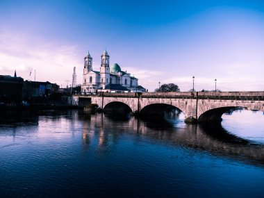 Athlone Köprüsü ve nehirde gün 
