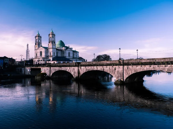 Athlone Köprüsü ve nehirde gün 