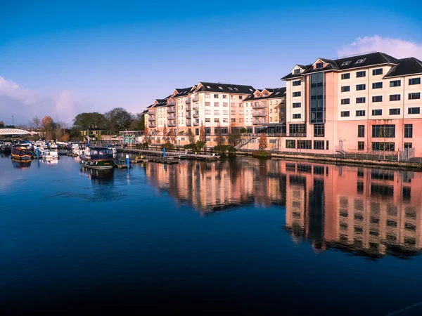Athlone Köprüsü ve nehirde gün 