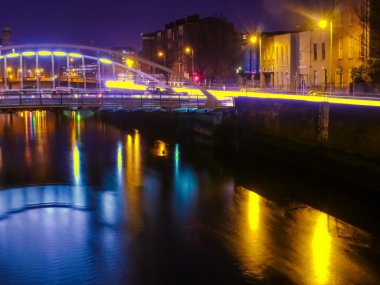 Dublin'de gece köprü