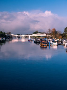 Athlone Köprüsü ve nehirde gün 