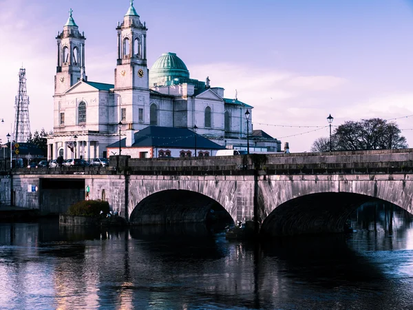 Athlone Köprüsü ve nehirde gün 