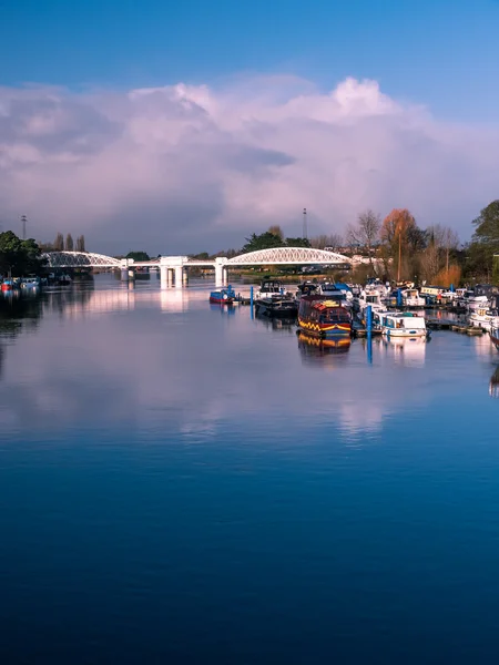 Athlone Köprüsü ve nehirde gün 