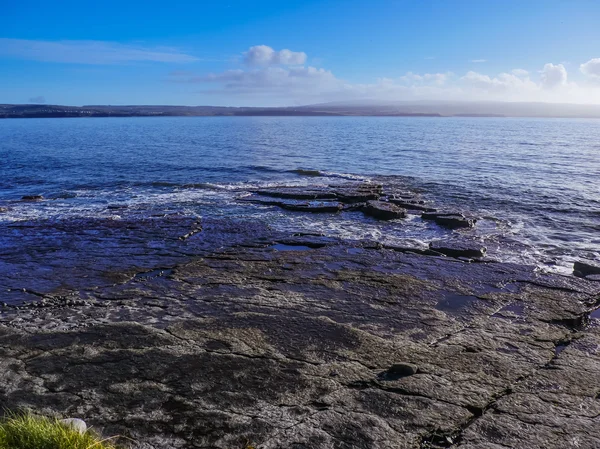 Ondas do mar linha de chicote impacto rocha na praia — Fotografia de Stock