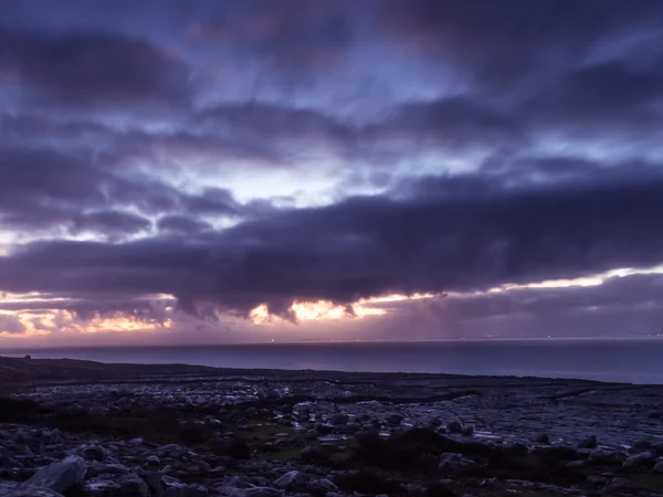 Paysage de la mer avec vague dramatique et rocher au coucher du soleil . — Photo