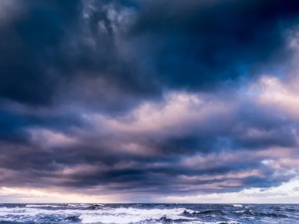 Spiaggia del Mar Baltico con cielo blu nuvoloso — Foto Stock