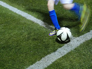 Yeşil çimlerde futbol topu 