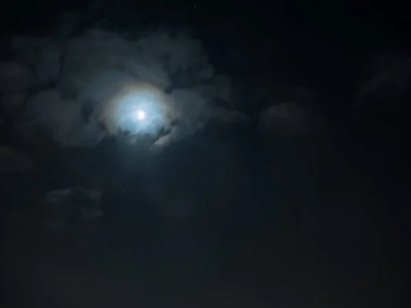 Nuit sournoise avec étoiles et lune — Photo