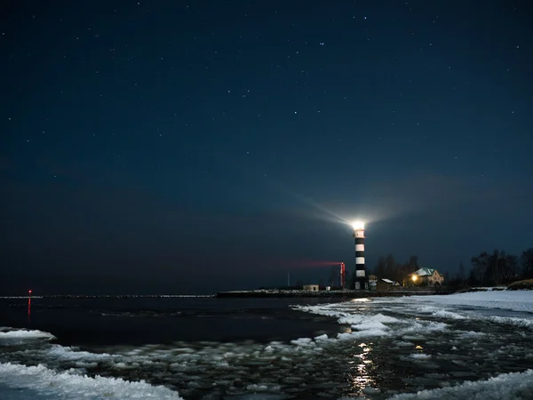 Riga Leuchtturm in einer sternenklaren Nacht — Stockfoto