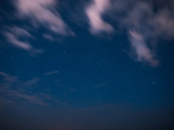 Ciel nuageux avec lune et étoiles — Photo