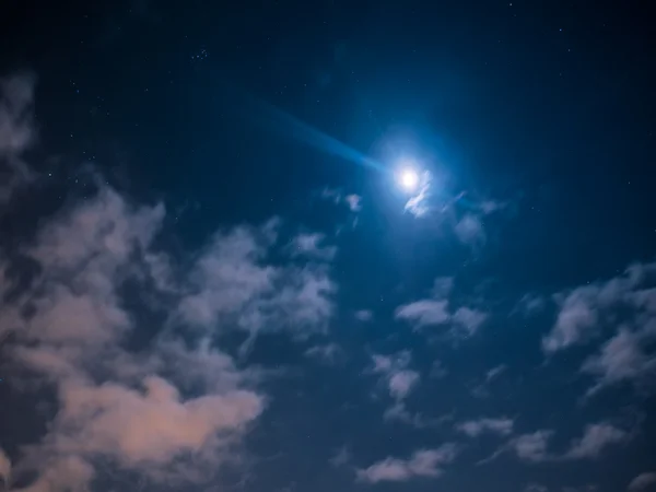 Nuit sournoise avec étoiles et lune — Photo