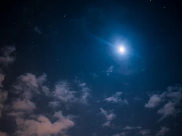 Noite astuta com estrelas e lua — Fotografia de Stock