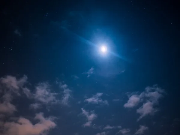 Noite astuta com estrelas e lua — Fotografia de Stock