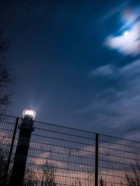 Phare de Riga dans une nuit étoilée — Photo