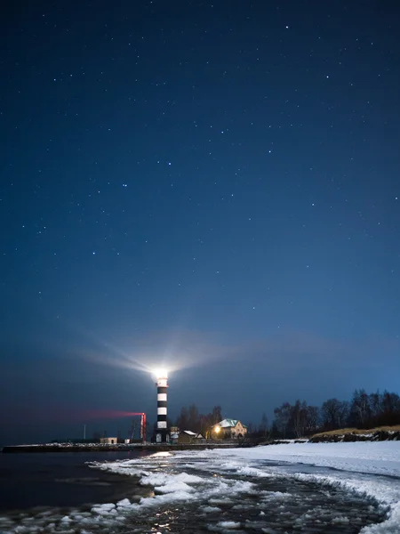 Faro de Riga en una noche estrellada — Foto de Stock