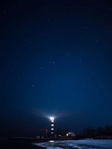 Рижский маяк в звездную ночь — стоковое фото
