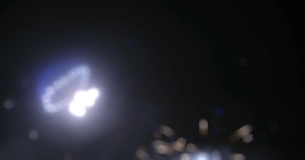 Niewyraźne lights bajki z fajerwerkami w tle. — Wideo stockowe