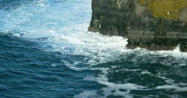 Falésias de fossa no condado de Clare, Irlanda — Vídeo de Stock