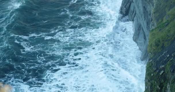 La vague se brise contre la falaise en Irlande — Video