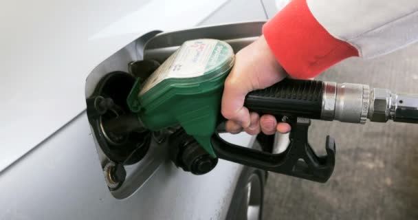 Llenar a mano el coche con combustible — Vídeos de Stock