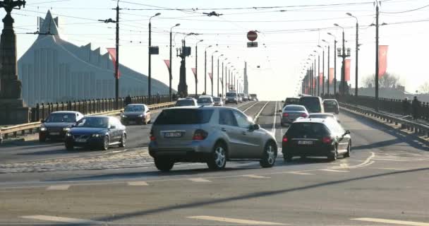 Verkeer gaan throug een brug — Stockvideo