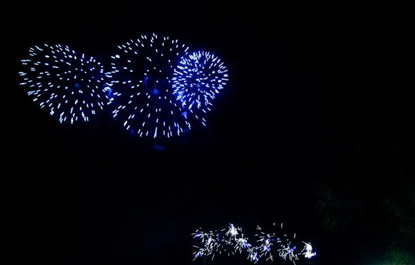 Farbenfrohes Feuerwerk am schwarzen Himmel — Stockfoto