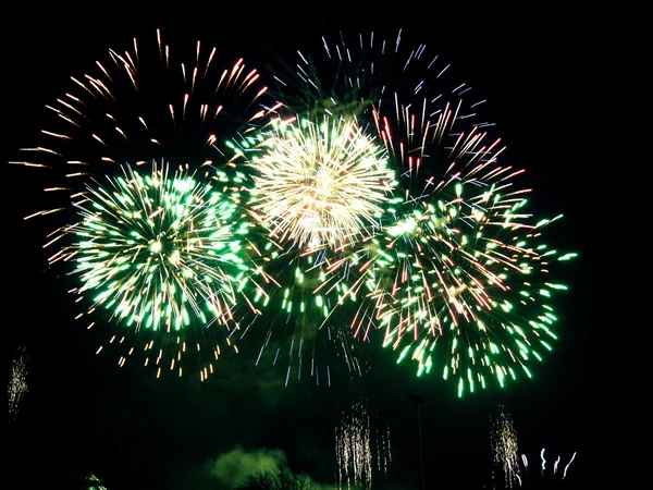 Fogos de artifício coloridos no céu negro — Fotografia de Stock