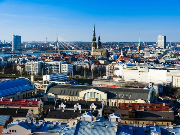 Riga, Letland - Panorama van de oude stad van Riga. — Stockfoto