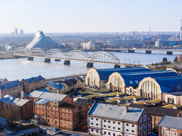 Riga, Letland - Panorama van de oude stad van Riga. — Stockfoto