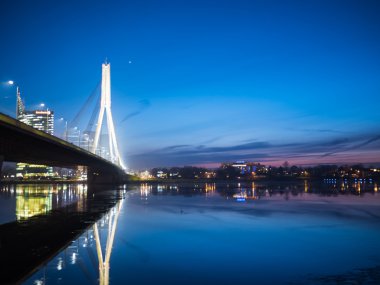 Riga Nehri ve Vansu Köprüsü manzarasına 