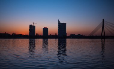 Günbatımı Riga'da Daugava Nehri,