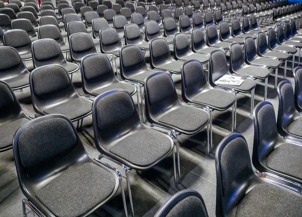 Konferans salonundaki birçok boş sandalyeler