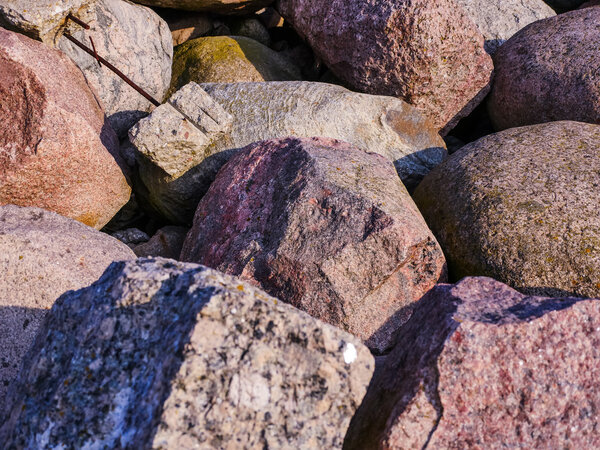 Большие камни на пляже
