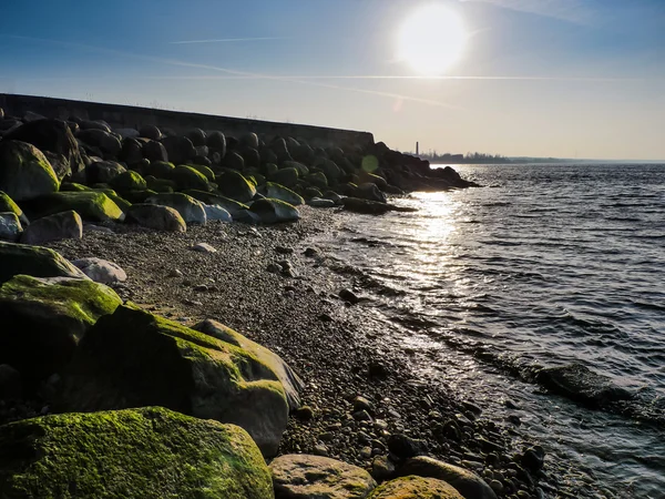 Bech and stone near the ocean — Stock Photo, Image