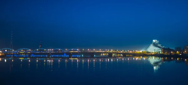 Quay a Daugava folyó Rigában, — Stock Fotó