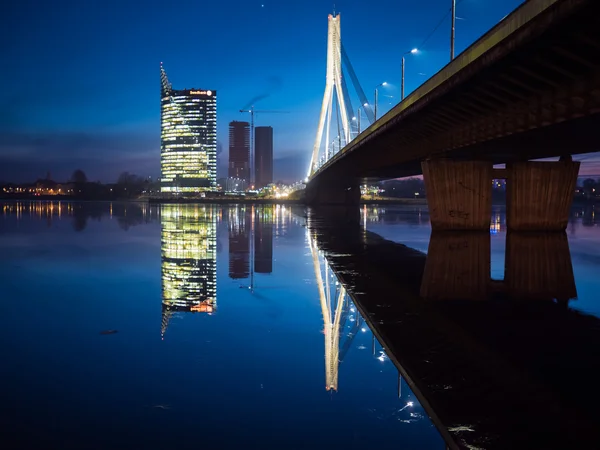 Vue sur la rivière Riga et le pont du Vansu — Photo