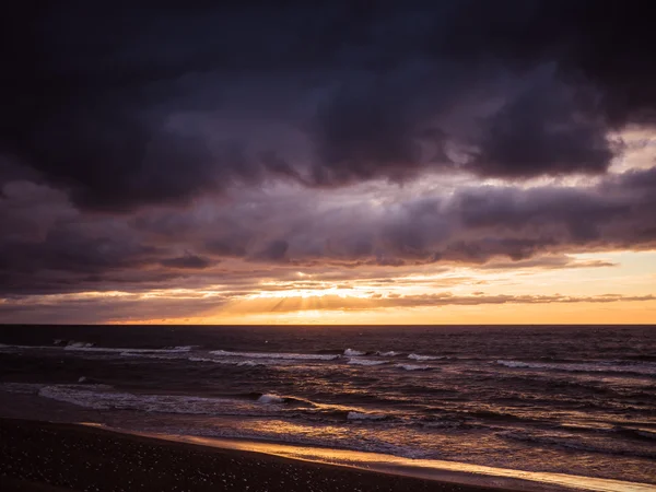 Heller Sonnenuntergang am Meer — Stockfoto