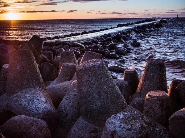 Západ slunce na pobřeží Rižského zálivu — Stock fotografie