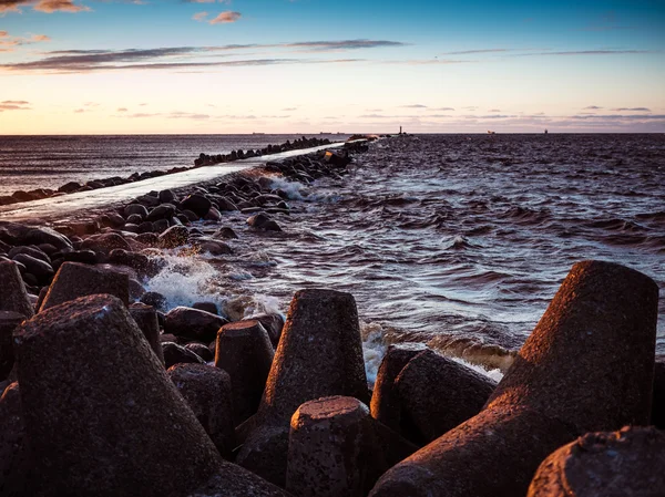 Sonnenuntergang an der Küste des Golfs von Riga — Stockfoto