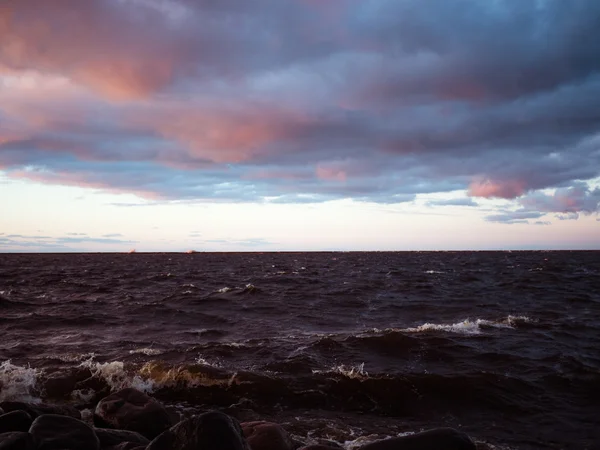 Puesta de sol en la costa del Golfo de Riga — Foto de Stock