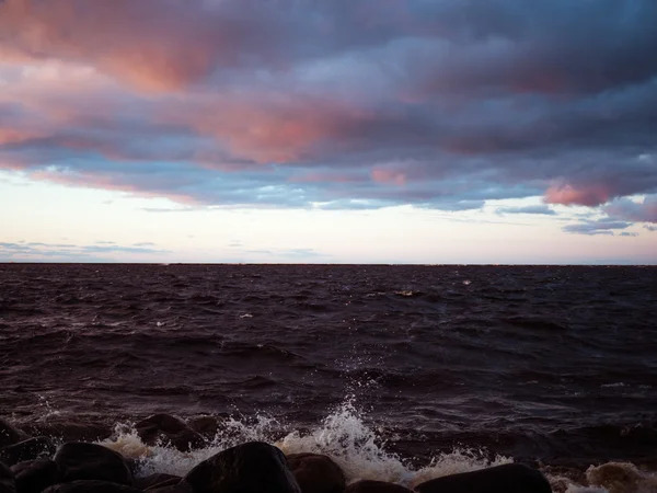 Sonnenuntergang an der Küste des Golfs von Riga — Stockfoto