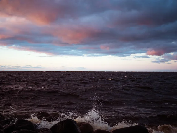 Pôr do sol na costa do Golfo de Riga — Fotografia de Stock