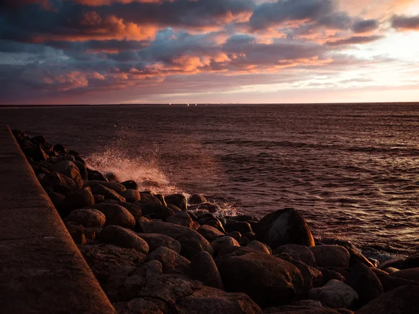 Pôr do sol na costa do Golfo de Riga — Fotografia de Stock