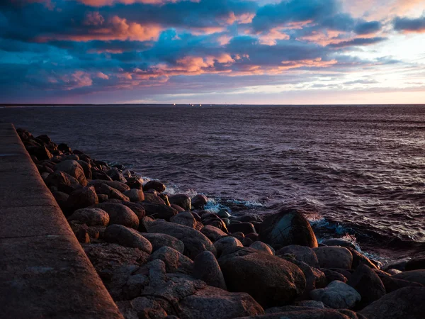 Pôr do sol na costa do Golfo de Riga — Fotografia de Stock