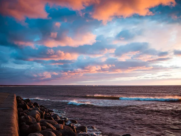 Pôr do sol na costa do Golfo de Riga — Fotografia de Stock