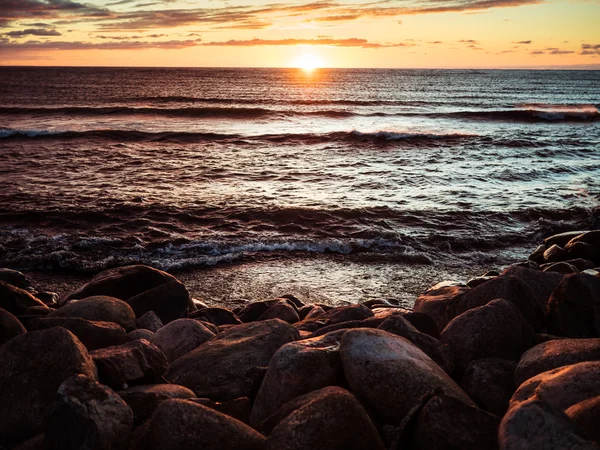 Sonnenuntergang an der Küste des Golfs von Riga — Stockfoto