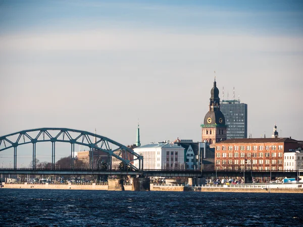 Vista nocturna del muelle Daugava rive en Riga . — Foto de Stock