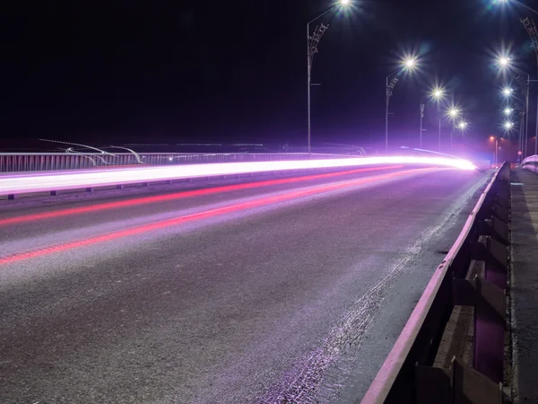 Auton valo linjat tiellä — kuvapankkivalokuva