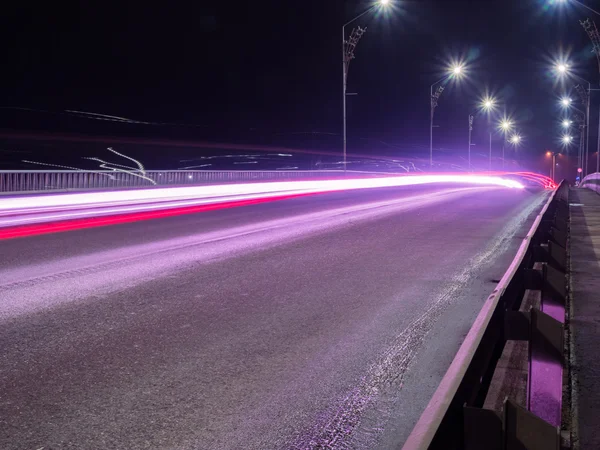 Автомобильные световые линии на дороге — стоковое фото