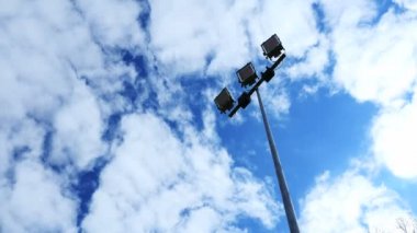 Spot ışık, mavi gökyüzü timelapse ile stadyum ışıkları